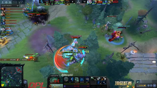 LGD.Xz's double kill leads to a team wipe!