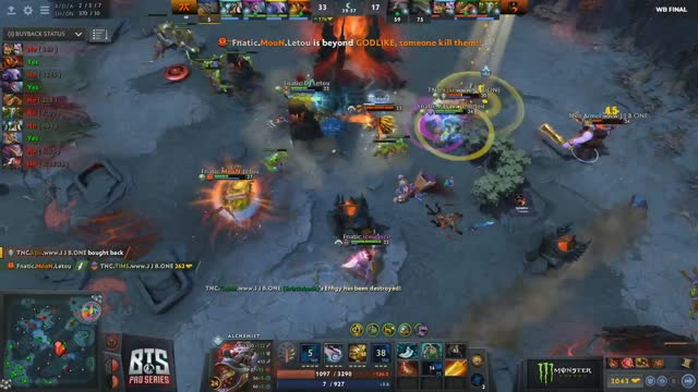 Fnatic.Moon's triple kill leads to a team wipe!