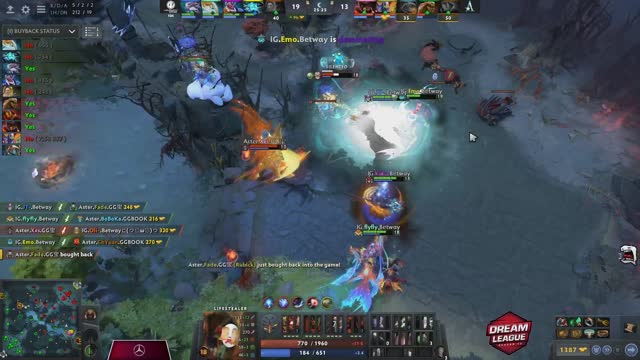 iG.Emo's double kill leads to a team wipe!