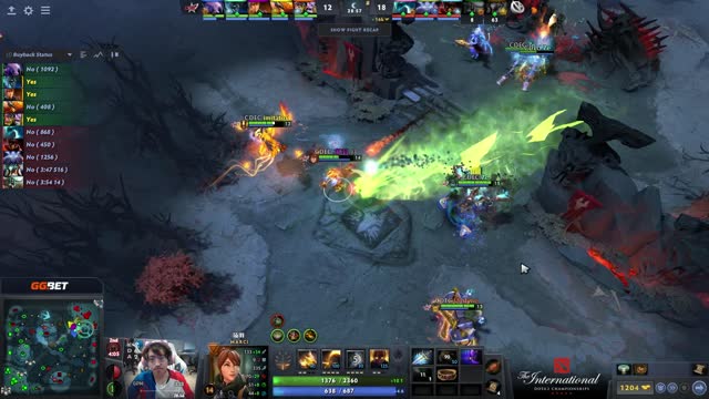 VG.poyoyo's triple kill leads to a team wipe!