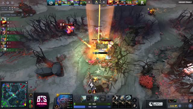 Arteezy takes First Blood on Moo!